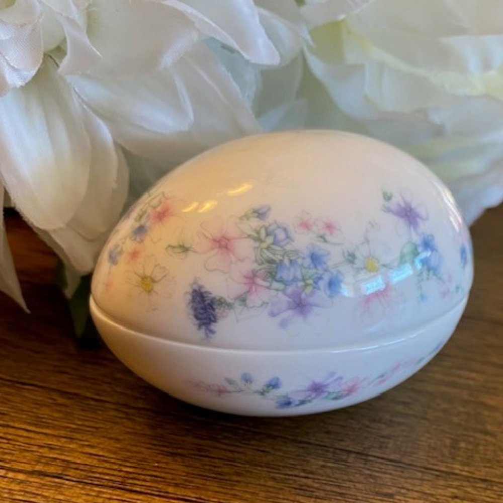 WEDGEWOOD Egg-shaped Trinket Box